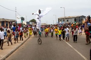Abrakoah-cycles-ahead-of-excited-children-Photo-by-Selorm-Jay