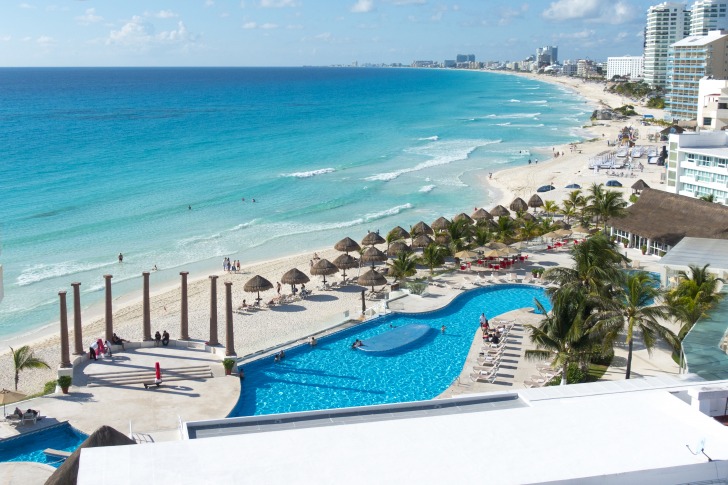 White sand ocean beach and azure water poolbasin