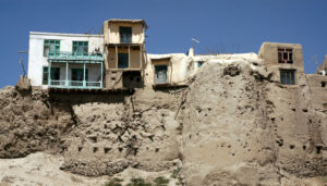 Ghazni Ghazni in central Afghanistan. Local homes perch precariously on top of Ghazni citadel walls. This type of mud brick construction is typical in Afghanistan. Traditional houses in Ghazni, Afghanistan.