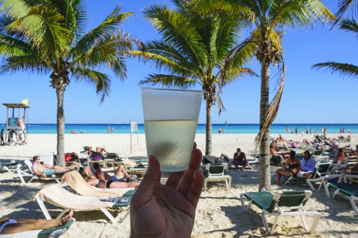 A glass of lemonade at the beach