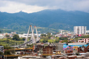 Viaducto que comunica las ciudades de Pereira y Dosquebradas en el departamento de Risaralda.