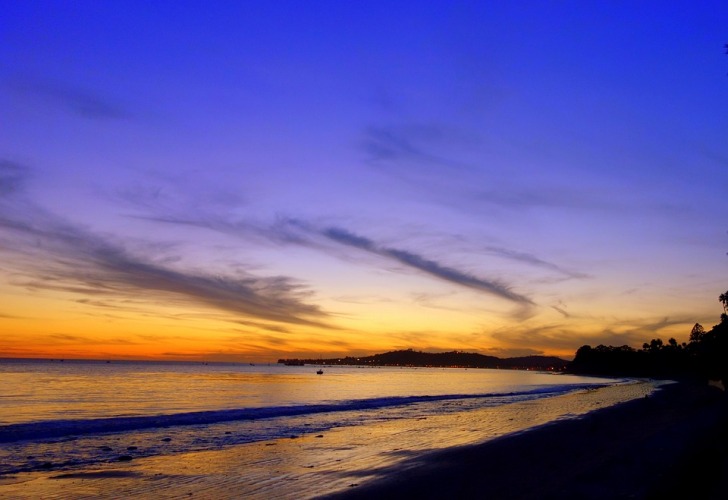 Cielo azul oscuro y amarillo sobre el océano