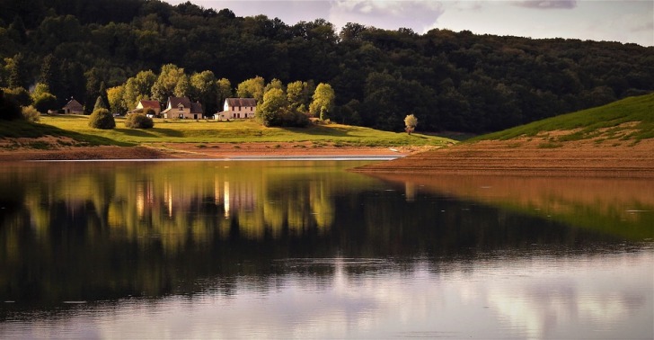 A lake house in Burgundy