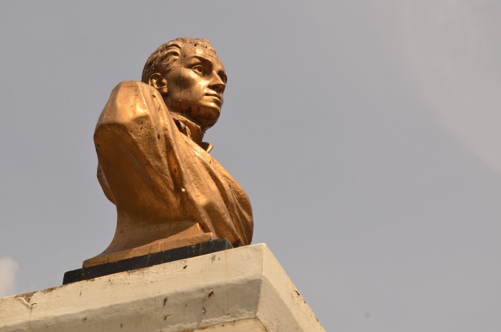 Simon Bolivar bronze statue