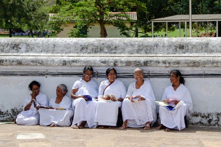 Buddhist women reading