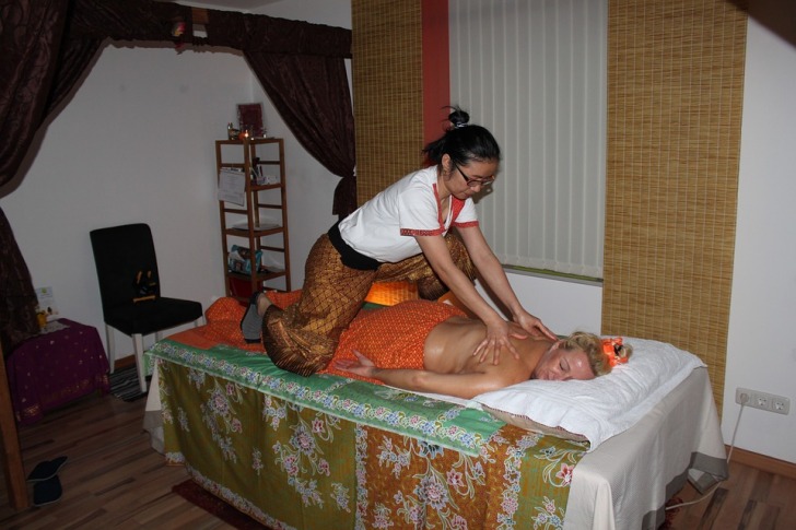 Women Thai massage 