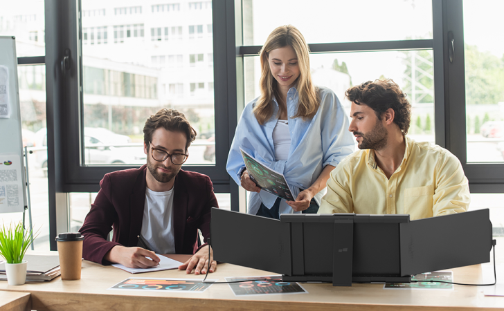 Working with a three monitor laptop