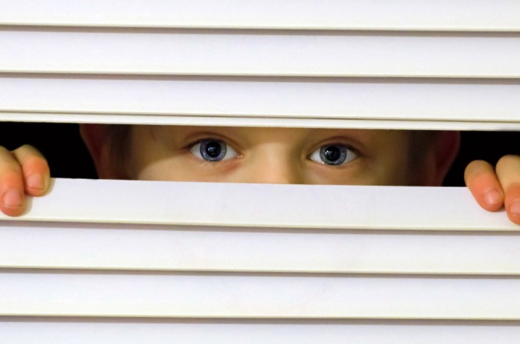 Kid's eyes looking through the louvre