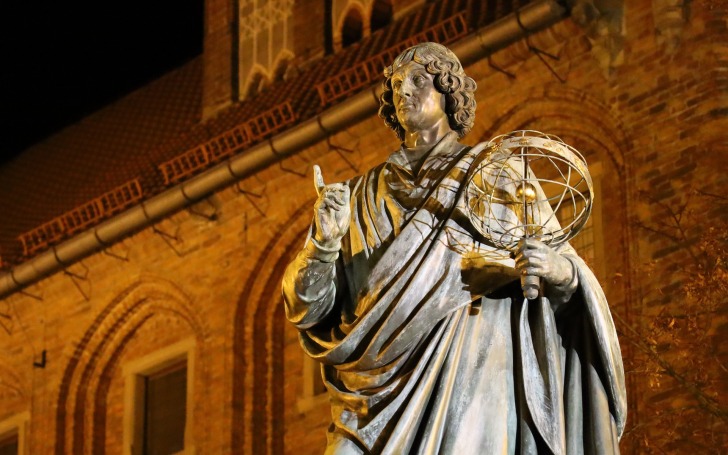 The monument of Nicholas Copernicus at night