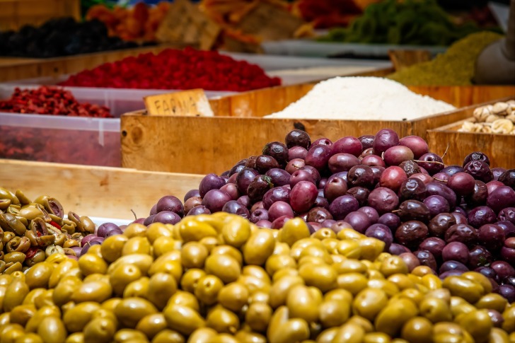 Green and black olives at the market