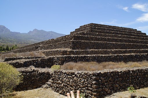 Las Flores Pyramid