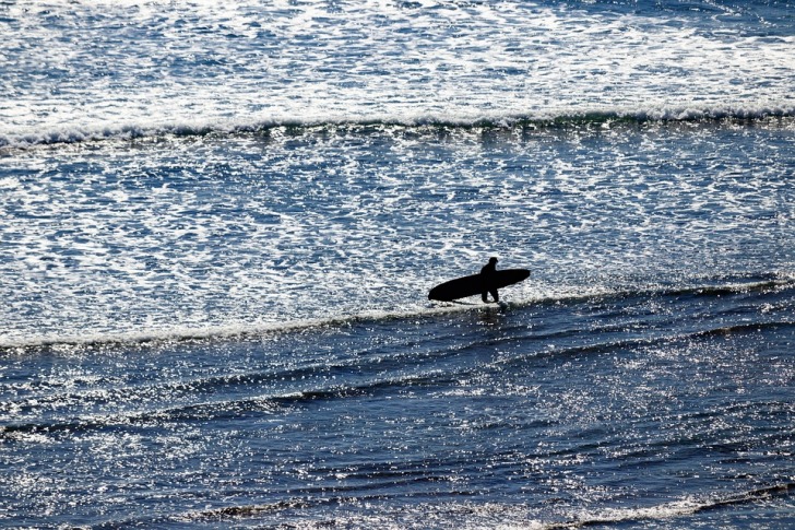 Surfer v oceánu