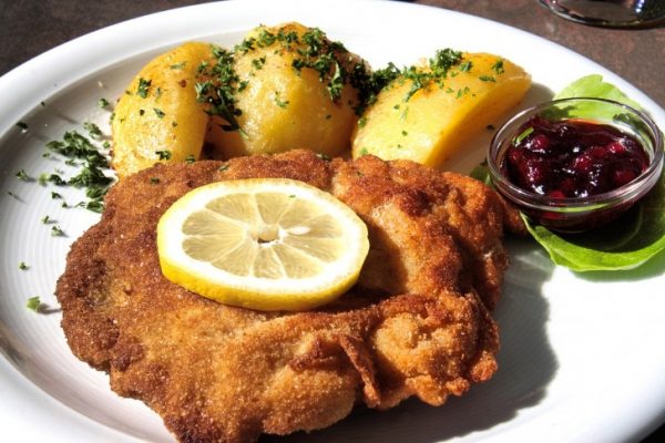 Schnitzel with lemon