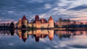 trakai_island_castle_lithuania-wallpaper-1366×768