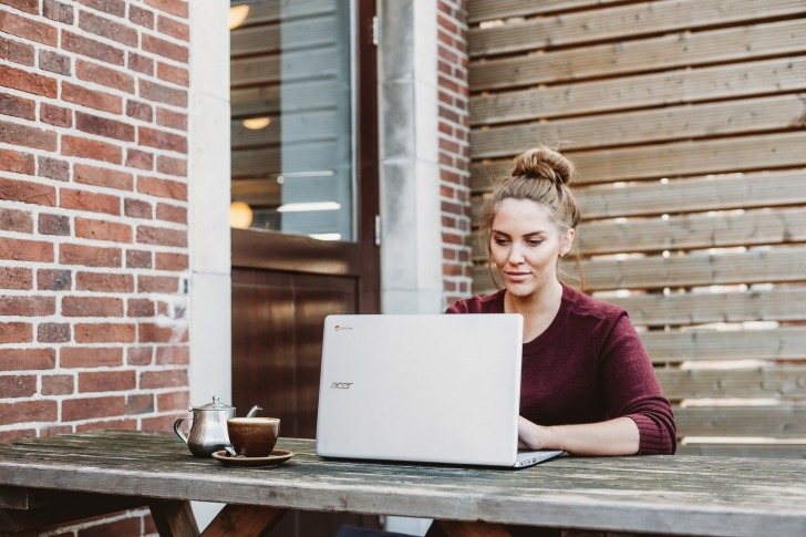 Virtual assistant working with a Chromebook