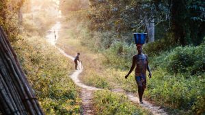 woman-carrying-water-sierra-leone-689056-wallpaper